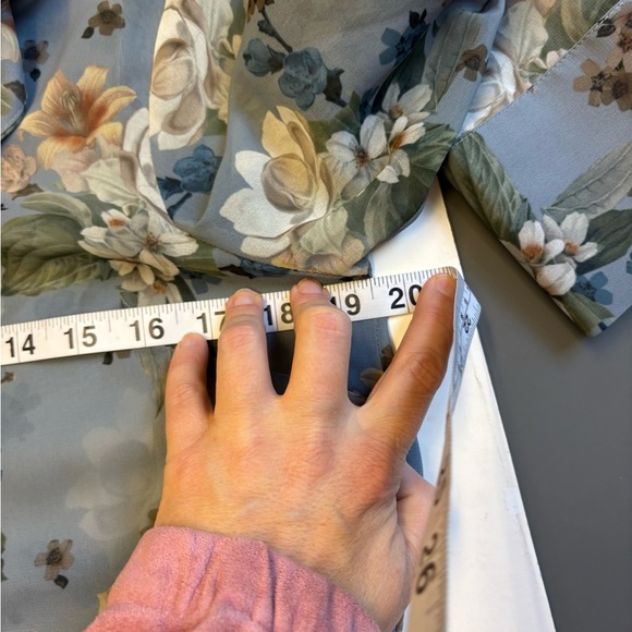 Simons Contemporaine brand sheer Floral Button feminine Down Shirt size Small - Picture 9 of 10